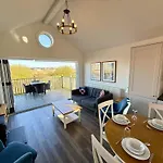 And Tide - Lakeside - Part Of The The Bay Village With Pool, Gym And Direct Access, Pub, Restaurant, Tennis And Meadows Walks Filey