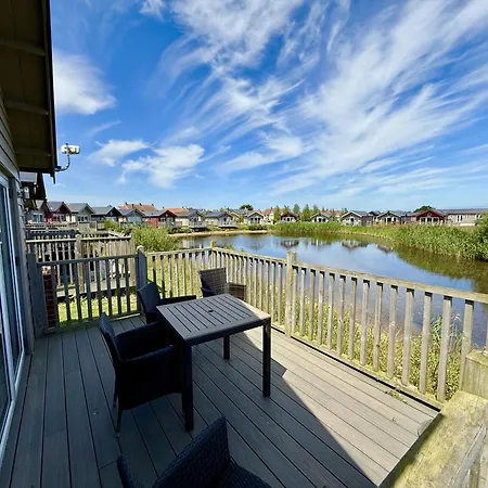 And Tide - Lakeside - Part Of The The Bay Village With Pool, Gym And Direct Access, Pub, Restaurant, Tennis And Meadows Walks