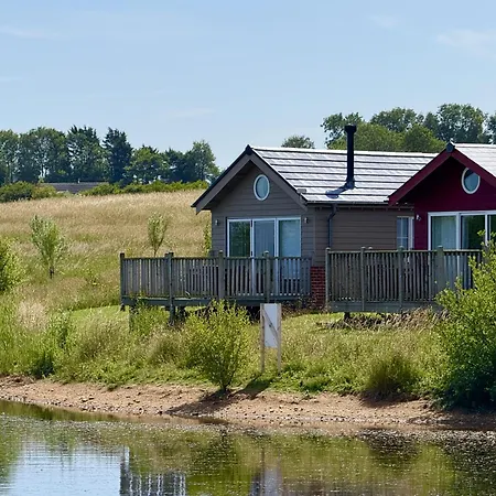 And Tide - Lakeside - Part Of The The Bay Village With Pool, Gym And Direct Access, Pub, Restaurant, Tennis And Meadows Walks * Filey