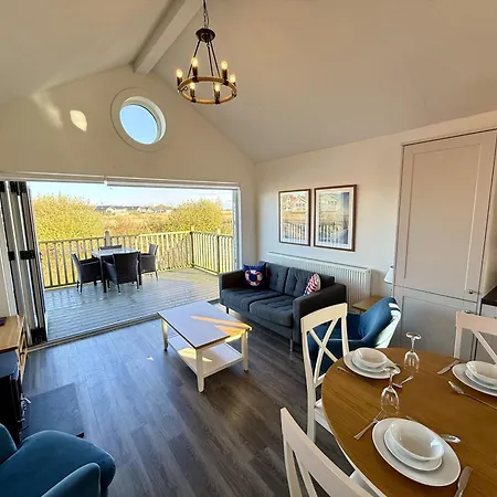 And Tide - Lakeside - Part Of The The Bay Village With Pool, Gym And Direct Access, Pub, Restaurant, Tennis And Meadows Walks Filey