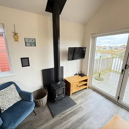 And Tide - Lakeside - Part Of The The Bay Village With Pool, Gym And Direct Access, Pub, Restaurant, Tennis And Meadows Walks 펜션 파일리