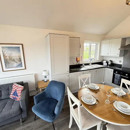 And Tide - Lakeside - Part Of The The Bay Village With Pool, Gym And Direct Access, Pub, Restaurant, Tennis And Meadows Walks Filey