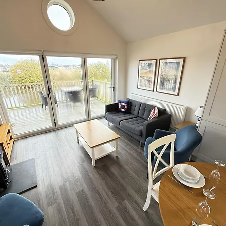 Hébergement de vacances And Tide - Lakeside - Part Of The The Bay Village With Pool, Gym And Direct Access, Pub, Restaurant, Tennis And Meadows Walks