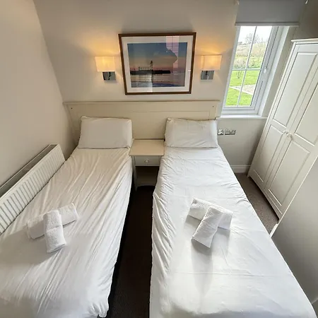 And Tide - Lakeside - Part Of The The Bay Village With Pool, Gym And Direct Access, Pub, Restaurant, Tennis And Meadows Walks 펜션