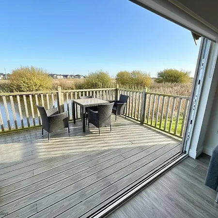 And Tide - Lakeside - Part Of The The Bay Village With Pool, Gym And Direct Access, Pub, Restaurant, Tennis And Meadows Walks Hébergement de vacances *